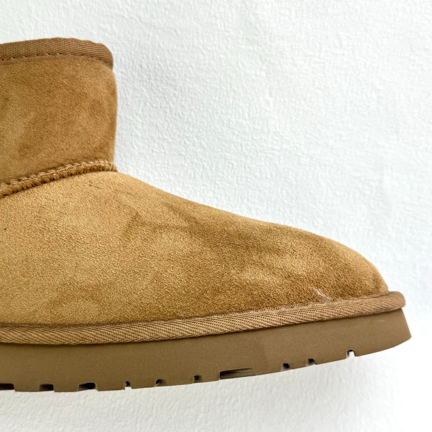 💰360 6222 Classic Mini II Mini classic short boots 2.0 Shoe shaft height: about 14CM Upper: Made of 17mm fur-integrated sheepskin, with a pre-treated water-repellent and anti-fouling coating Insole: 17mm sheepskin insole Sole: Treadlite by UGG™ light wing technology outsole - non-slip, cushioning, wear resistance, and good elasticity Heel: Leather heel label with embossed brand LOGO Size:35 36 37 38 39 40